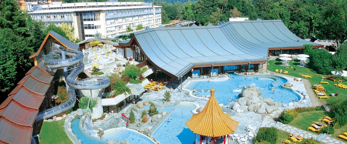 Kassel che include architettura moderna, giro e parco acquatico