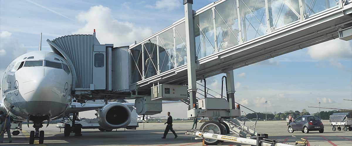 Langenhagen mit einem Flughafen und Flugzeug