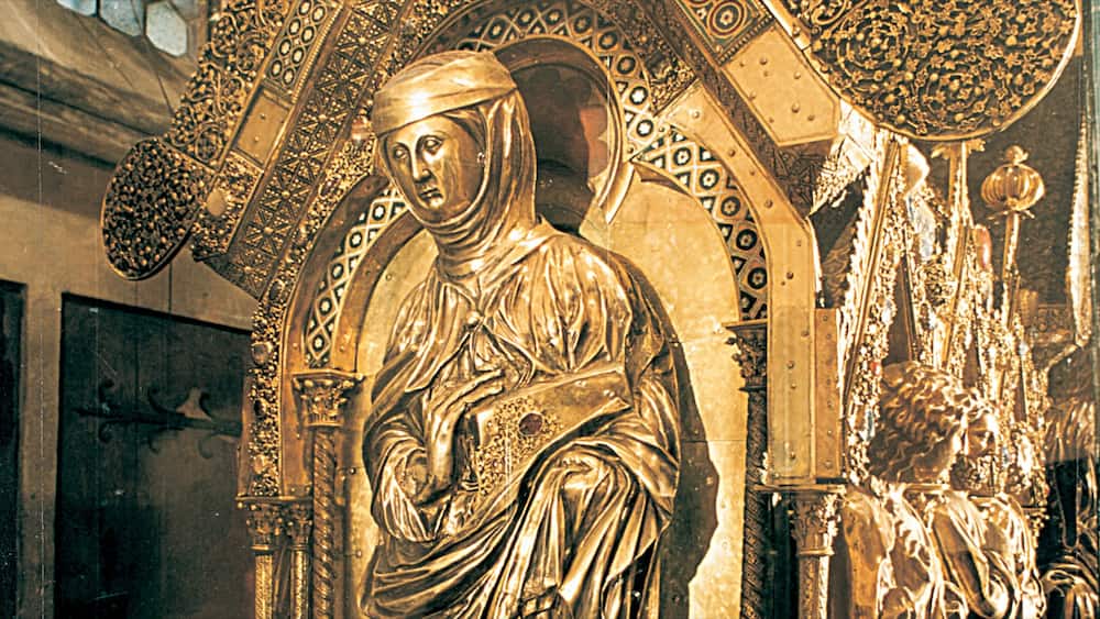 Marburg mit einem religiöse Elemente und Innenansichten