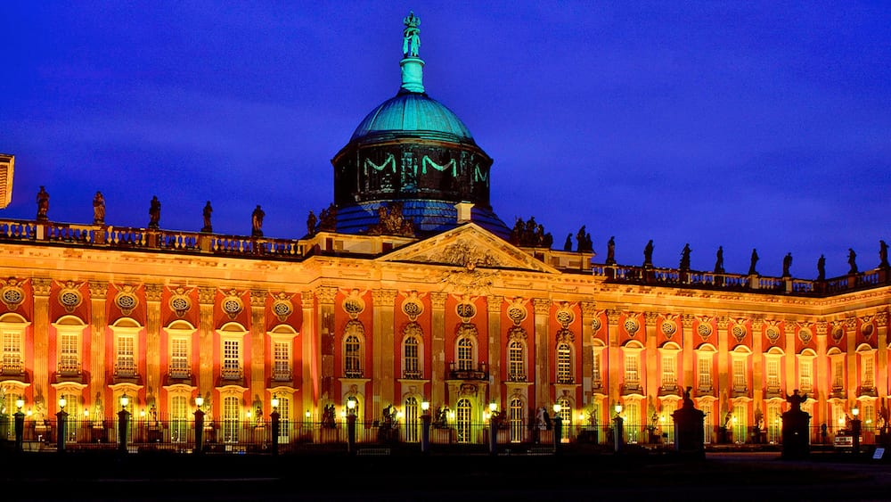 Potsdam mit einem bei Nacht, Palast oder Schloss und Stadt
