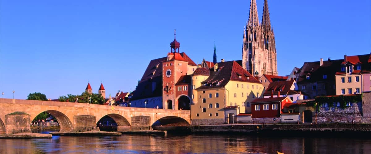 Regensburg som viser historiske bygningsværker, en flod eller et vandløb og en bro