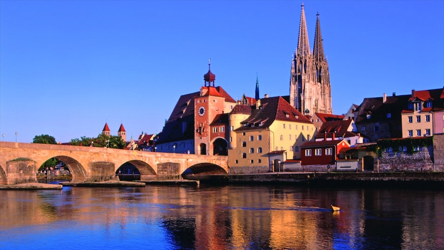 Regensburg featuring joki tai puro, silta ja vanha arkkitehtuuri