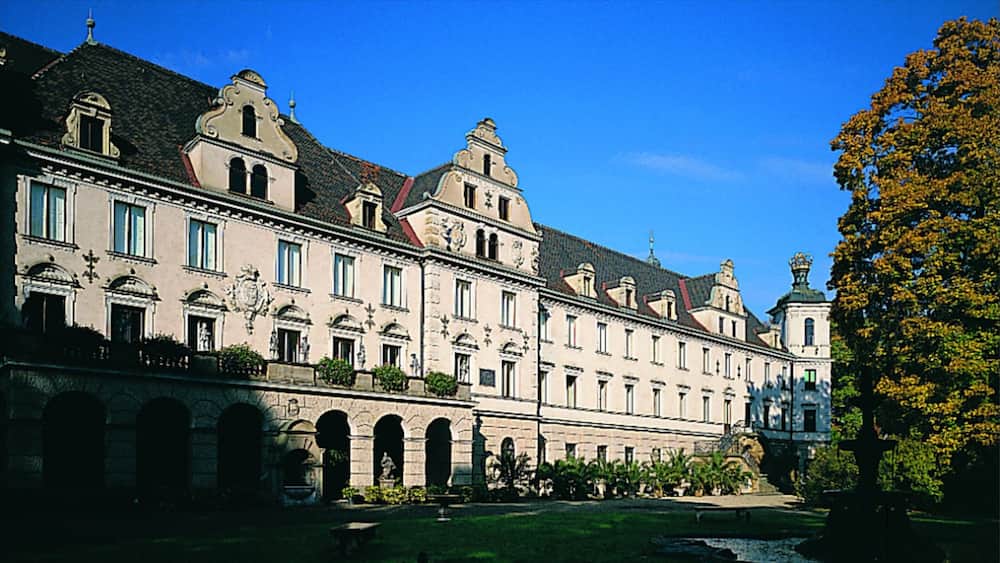 レーゲンスブルク 表示 シャトーあるいは宮殿 と 遺跡