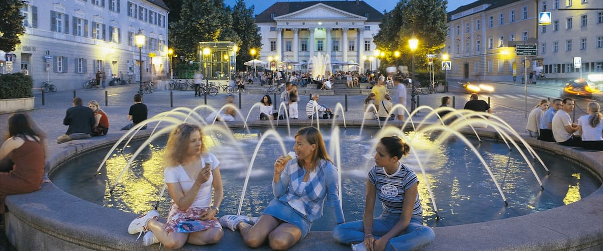 Regensburg toont een fontein, historische architectuur en een plein