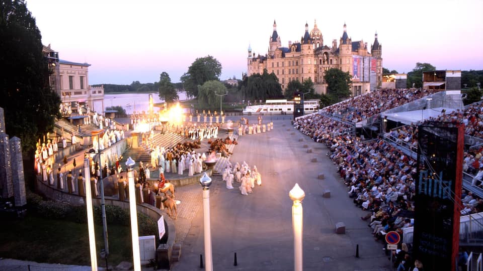 Schwerin som inkluderar gatuliv, ett slott och en stad