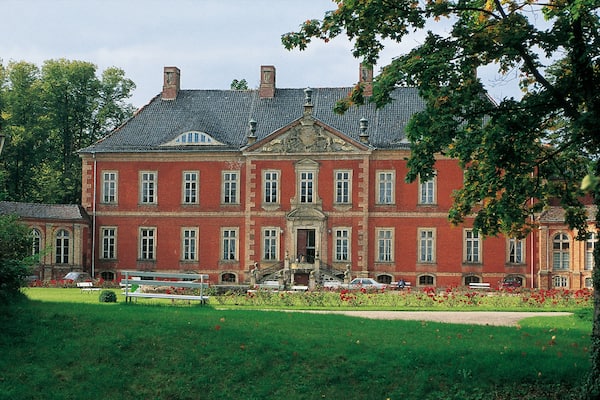 Schwerin showing heritage architecture, a small town or village and château or palace