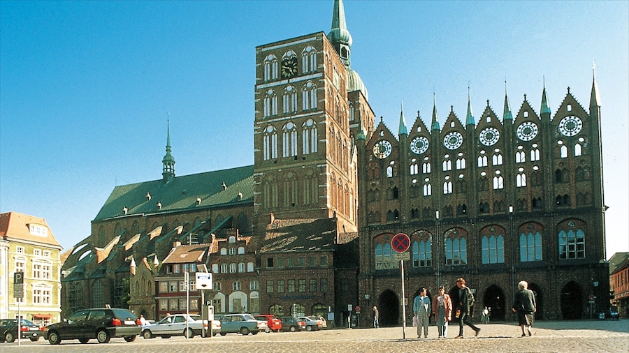 Stralsund showing heritage architecture, a church or cathedral and château or palace
