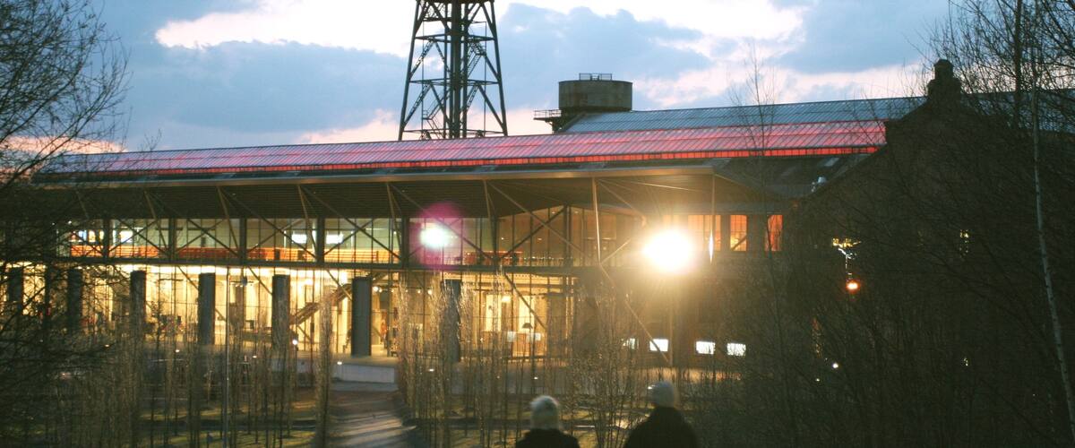 Bochum das einen moderne Architektur und Sonnenuntergang sowie Paar