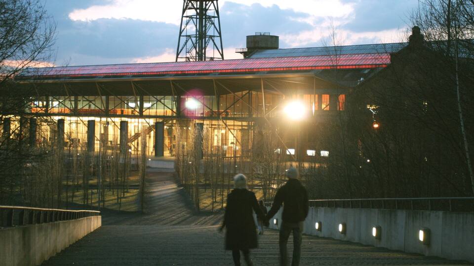 Bochum das einen moderne Architektur und Sonnenuntergang sowie Paar