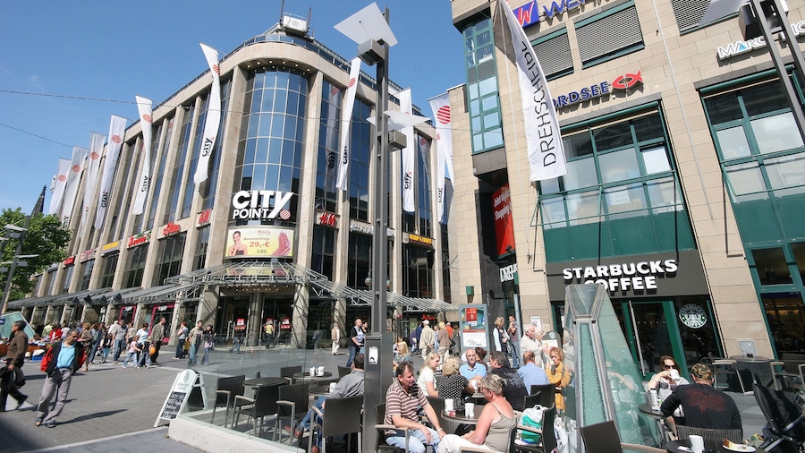 Bochum showing street scenes, outdoor eating and modern architecture