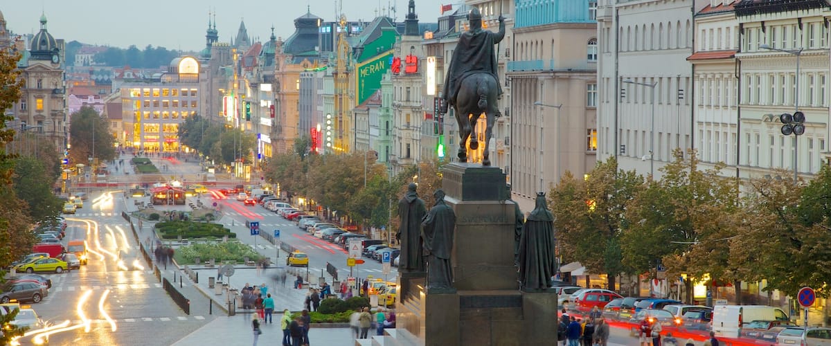 Plaza de Wenceslao ofreciendo un monumento, vistas a la ciudad y una estatua o escultura