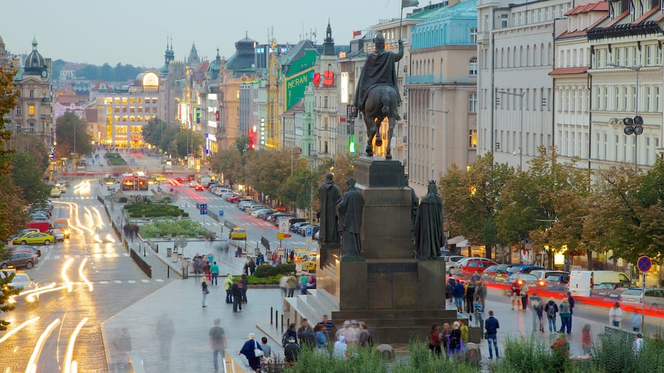 Praça Venceslau que inclui cenas de rua, cenas noturnas e uma igreja ou catedral
