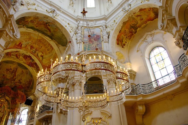 St.-Nikolaus-Kirche welches beinhaltet Innenansichten, Kirche oder Kathedrale und historische Architektur