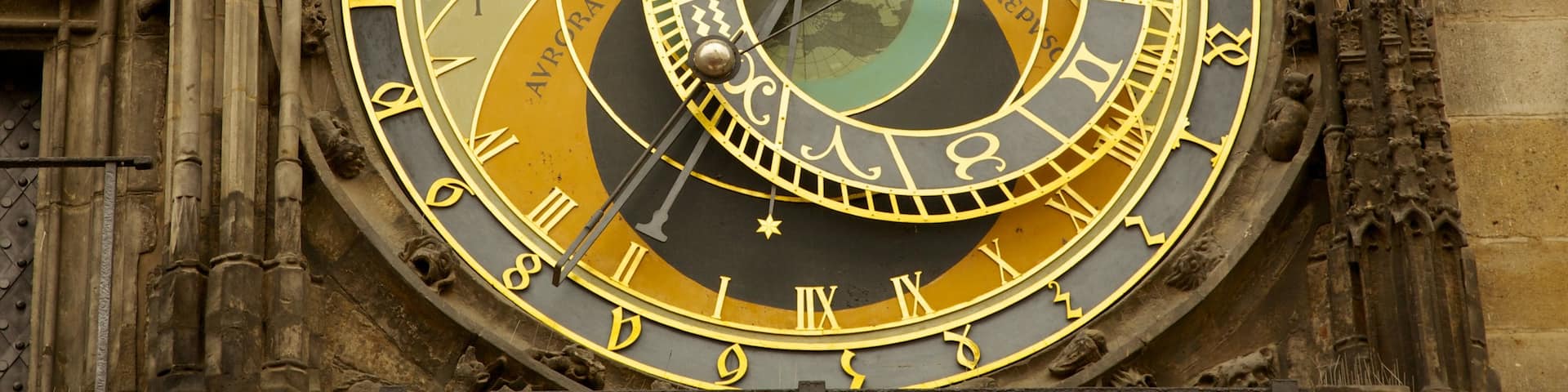 Horloge astronomique qui includes architecture patrimoniale