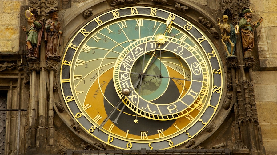 Reloj astronómico mostrando patrimonio de arquitectura