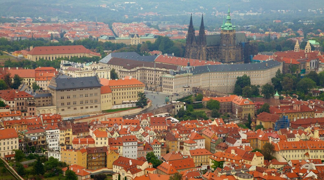 S:t Vitus-katedralen presenterar historisk arkitektur, en kyrka eller katedral och en stad