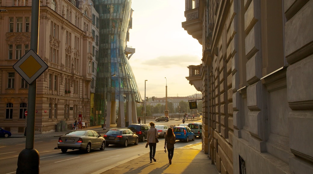 Prags danshus presenterar gatuliv, en stad och modern arkitektur