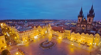 Tschechische Republik das einen Kirche oder Kathedrale, bei Nacht und Stadt