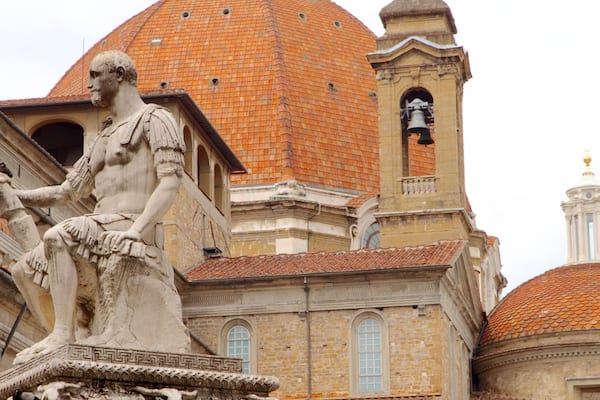 Église San Lorenzo mettant en vedette statue ou sculpture, patrimoine architectural et aspects religieux