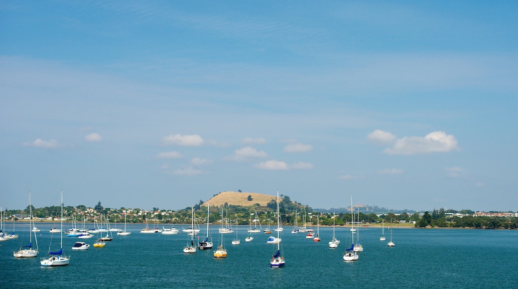 Waiheke Island som visar segling, en kuststad och kustutsikter