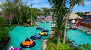 Rainbow\'s End das einen Pool, Fahrten und Wasserpark