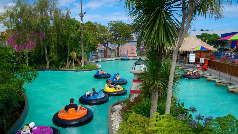 Rainbow\'s End showing a waterpark, rides and a pool