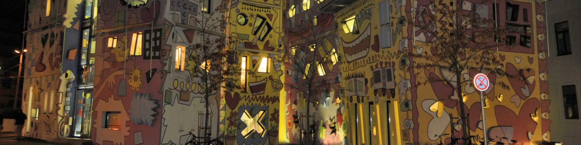 Braunschweig welches beinhaltet bei Nacht, Outdoor-Kunst und Straßenszenen