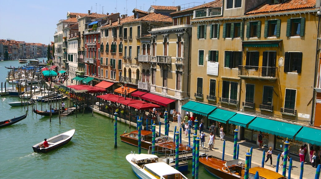 Canal Grande mit einem Bootfahren und Straßenszenen