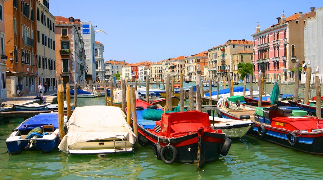 Canal Grande welches beinhaltet Bucht oder Hafen, Fluss oder Bach und Stadt