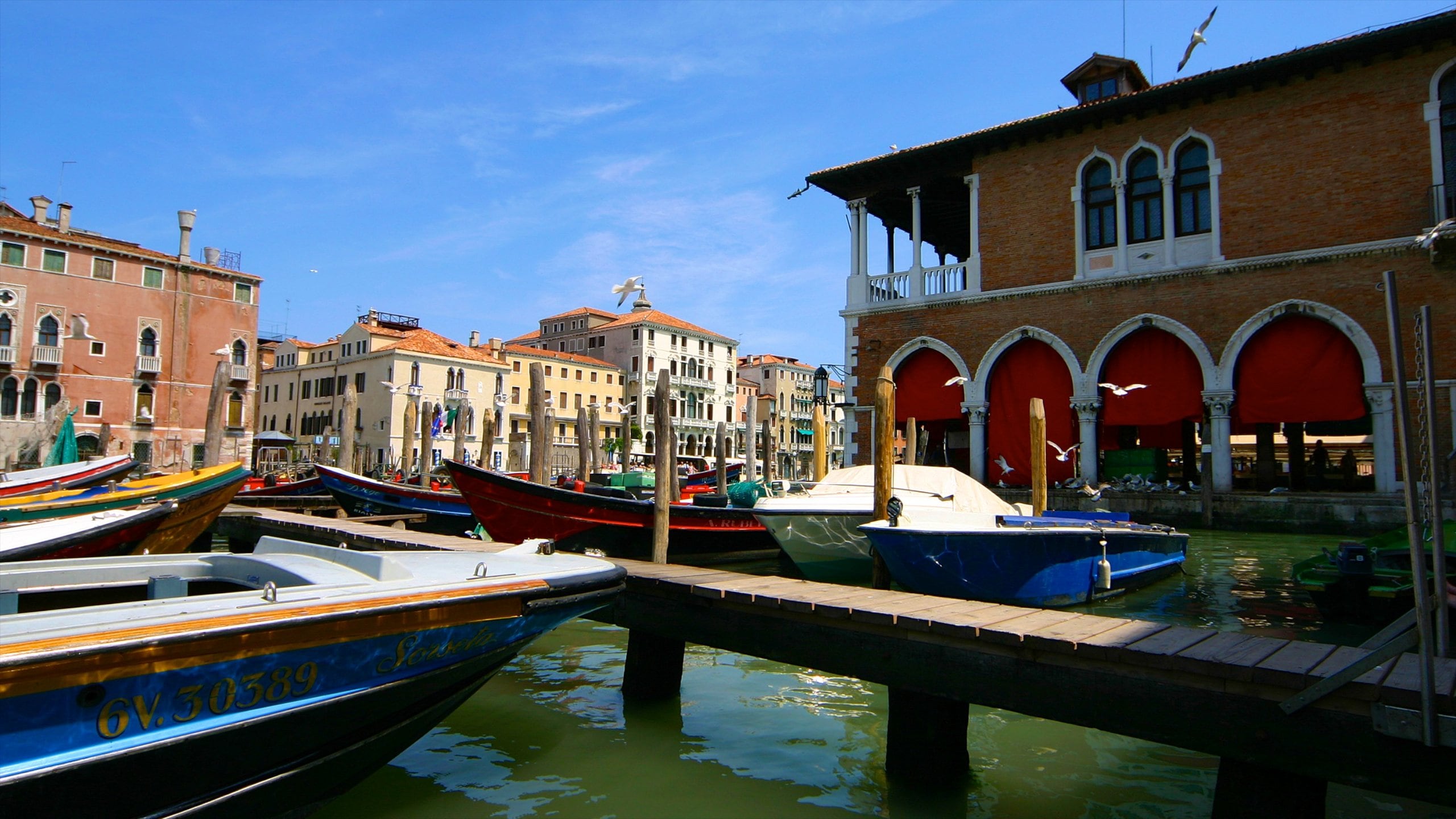 Grand Canal showing boating, a bay or harbor and heritage architecture