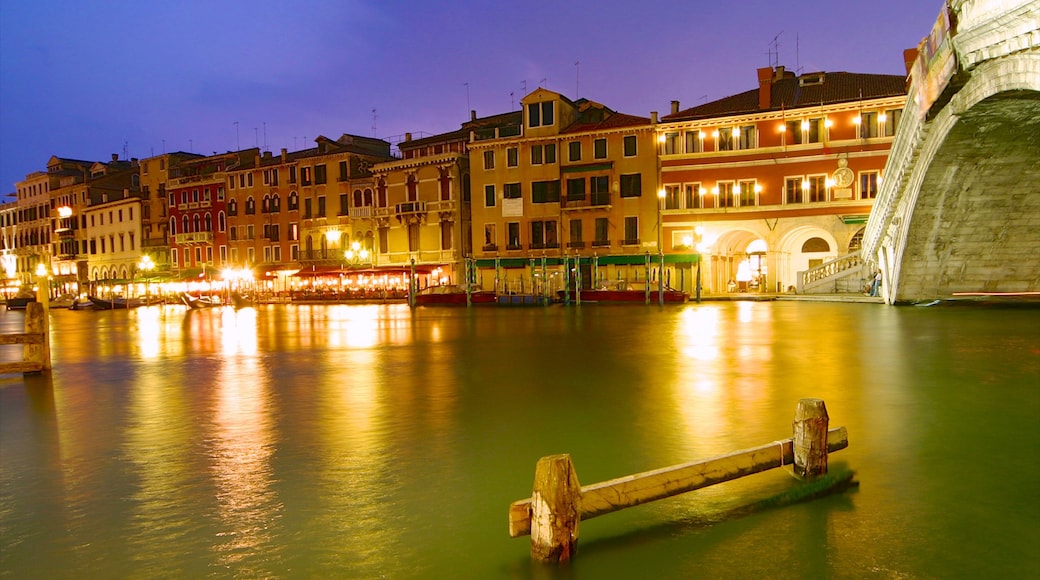 Gran Canal que incluye escenas nocturnas, un río o arroyo y patrimonio de arquitectura