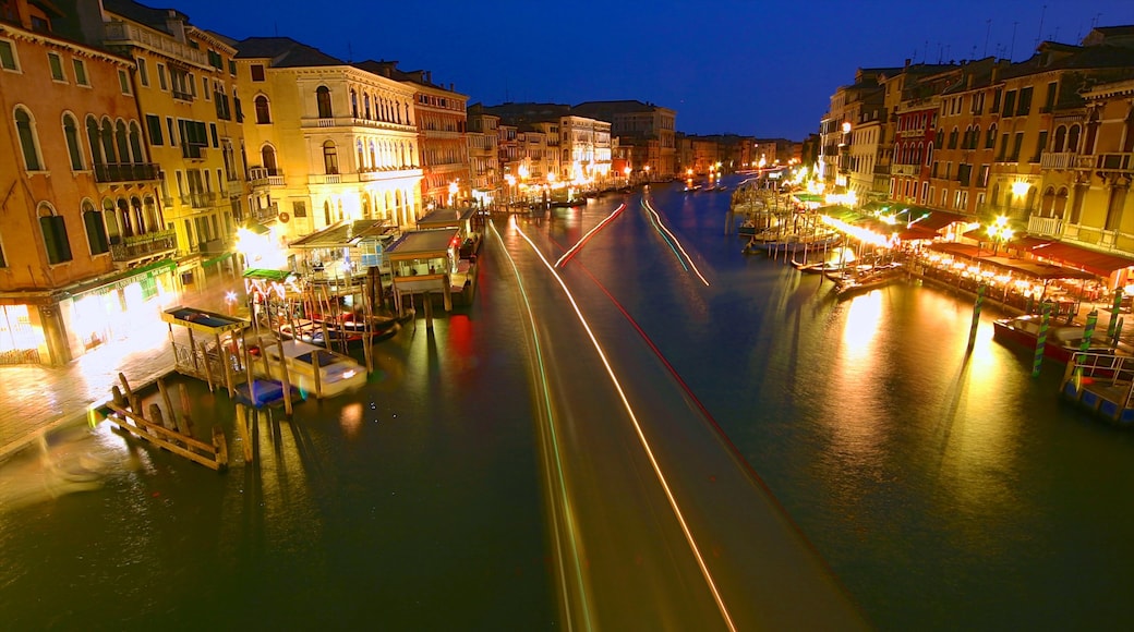 Canal Grande mit einem Fluss oder Bach, Stadt und Bucht oder Hafen