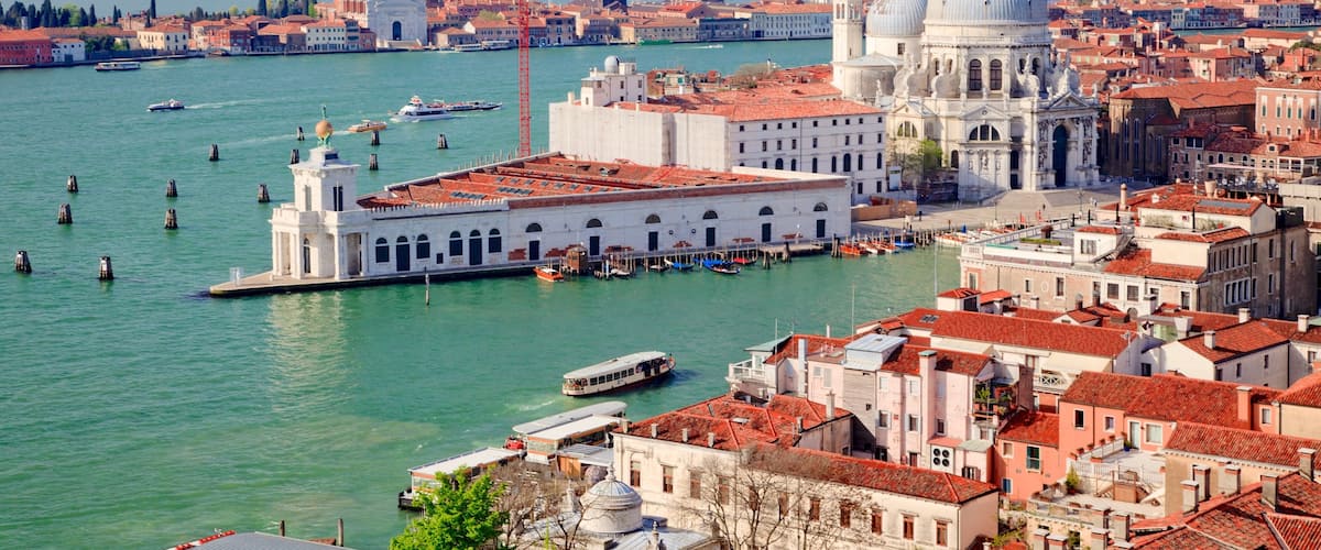 Basilica di Santa Maria della Salute which includes religious elements, general coastal views and a church or cathedral