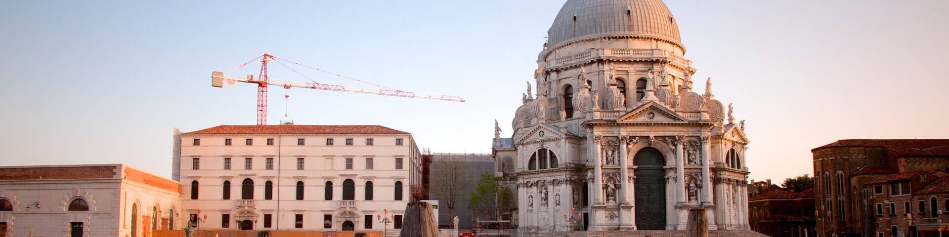 Basilique Santa Maria della Salute mettant en vedette baie ou port, ville et aspects religieux