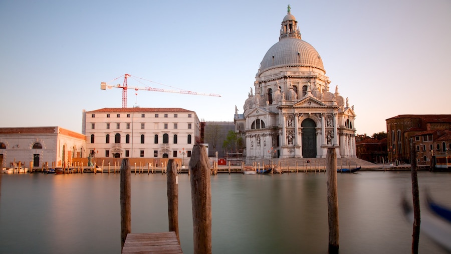 Basilica di Santa Maria della Salute che include baia e porto, città e elementi religiosi