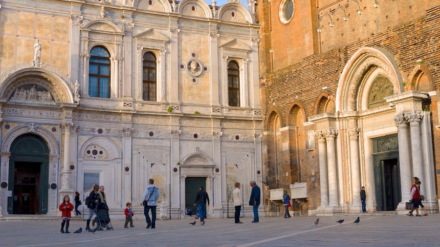 Iglesia de Santa María de los Milagros que incluye una iglesia o catedral, una plaza y arquitectura patrimonial