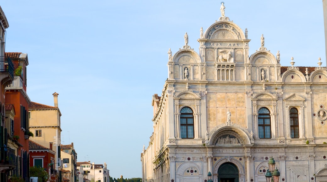 Santa Maria dei Miracoli inclusief een stad, religieuze elementen en een kerk of kathedraal