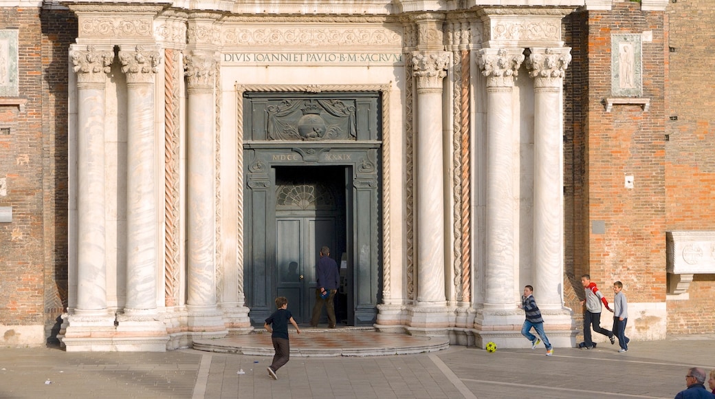 Iglesia de Santa María de los Milagros ofreciendo aspectos religiosos y escenas cotidianas y también niños