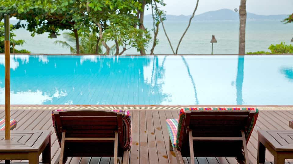 Pataya trong đó bao gồm cảnh bờ biển và bể bơi
