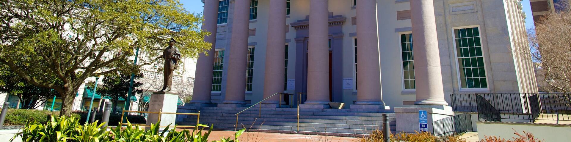 Douglas MacArthur Memorial which includes a memorial, heritage architecture and art