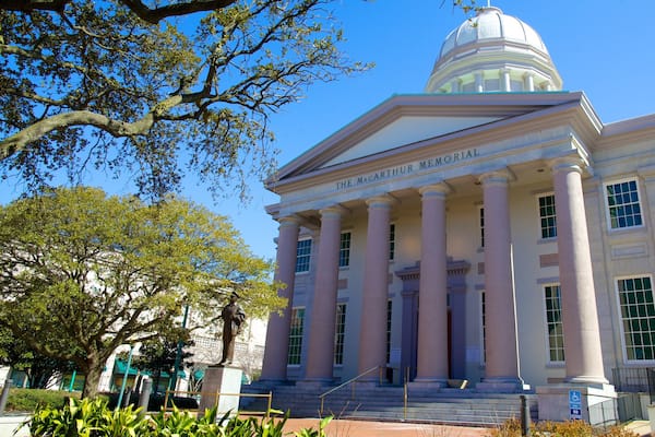 Douglas MacArthur Memorial mostrando un monumento conmemorativo, arquitectura patrimonial y arte