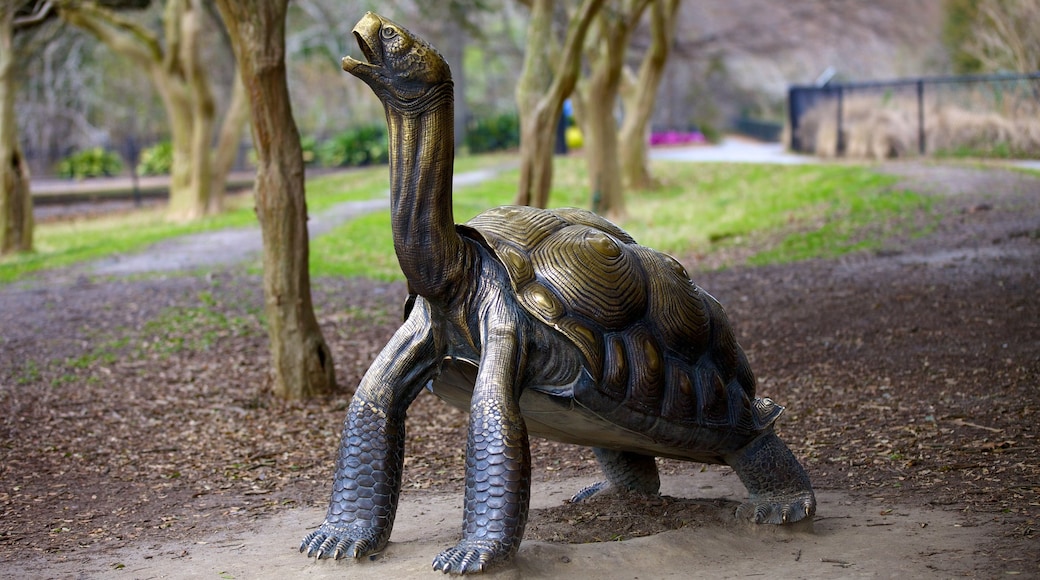 Virginia Zoo caratteristiche di animali da zoo e statua o scultura