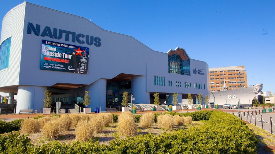 Nauticus National Maritime Center mettant en vedette ville et architecture moderne