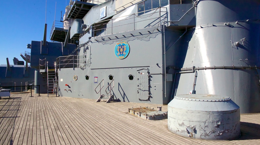 USS Wisconsin BB-64 som visar millitärobjekt