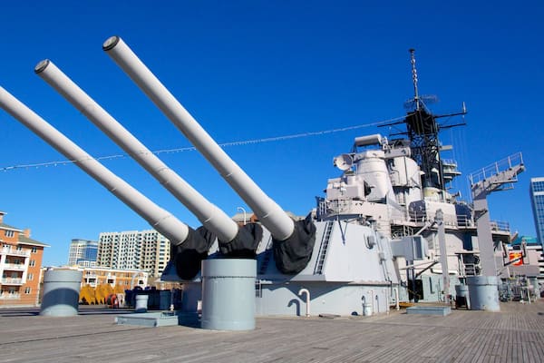 USS Wisconsin BB-64 qui includes articles militaires