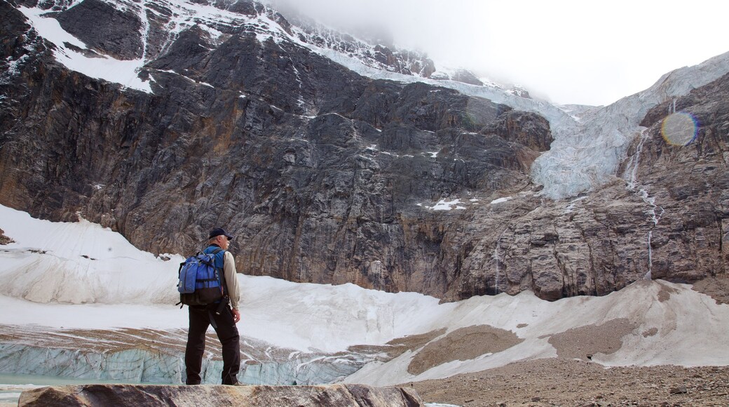 Mount Edith Cavell che include vista del paesaggio, montagna e escursioni o camminate