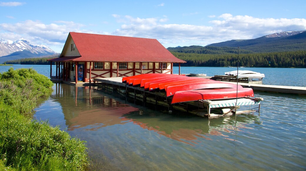 Maligne Lake che include kayak o canoa e lago o sorgente d\'acqua