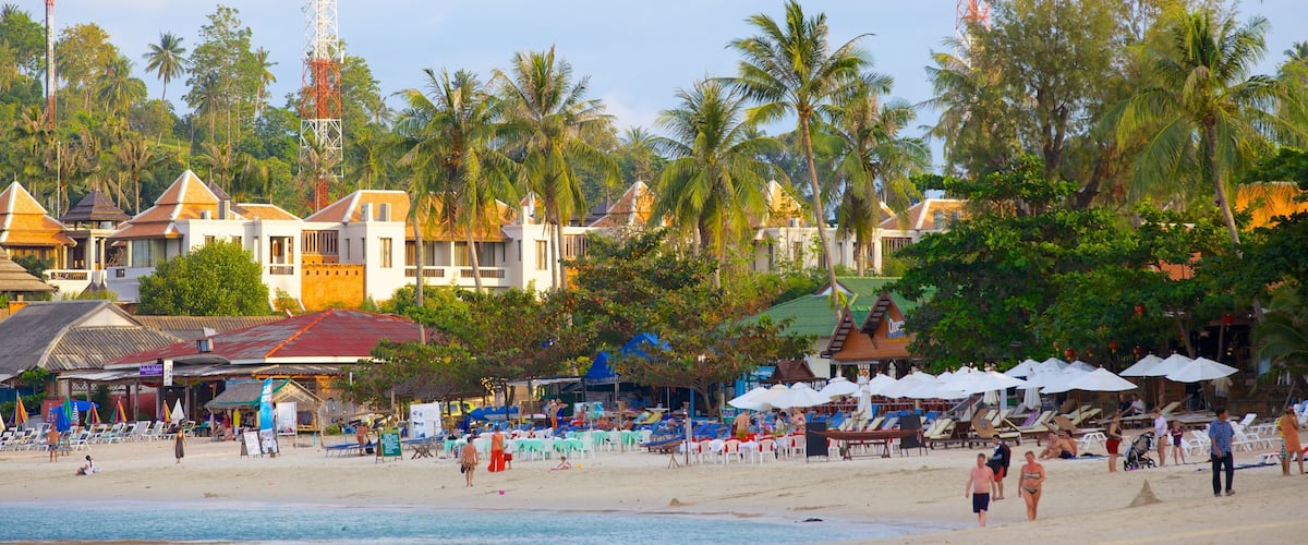 Koh Samui johon kuuluu rannikkokaupunki ja hiekkaranta