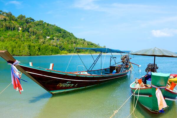 パンガー ビーチ フィーチャー 海岸線の眺め, ボート と 常夏の風景