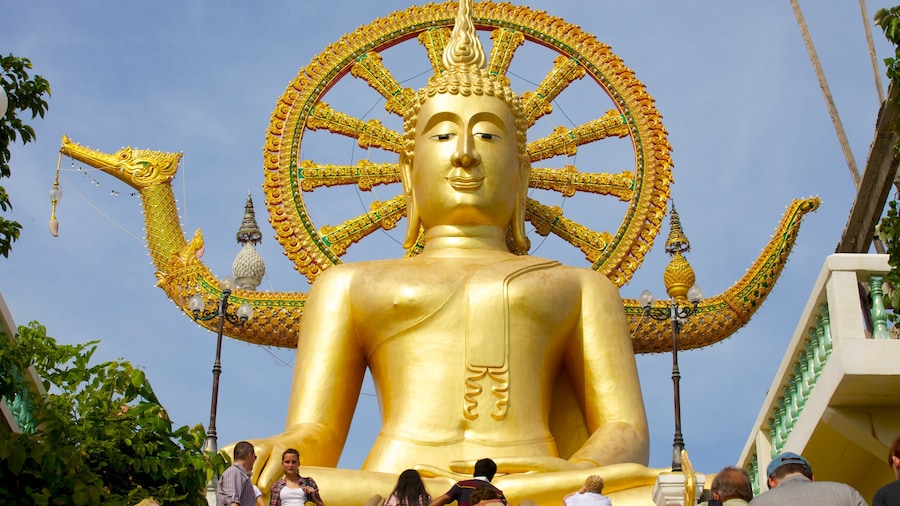 Statua del Grande Budda che include elementi religiosi